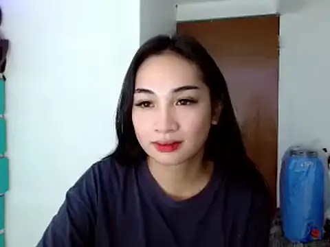 Snapshot of SweetLilly_18 chatting on December 13, 4:49 pm SweetLilly 18 online show from December 13, 4:49 pm