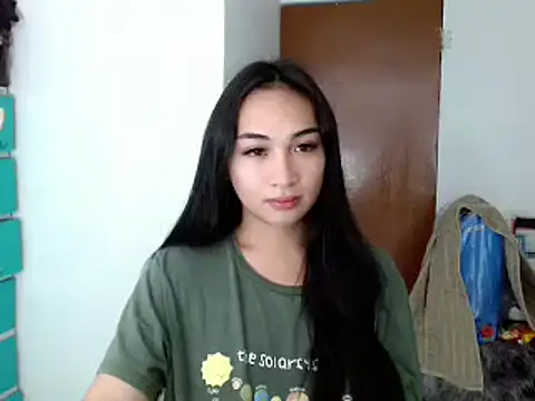 Snapshot of SweetLilly_18 chatting on December 14, 8:18 pm SweetLilly 18 online show from December 14, 8:18 pm
