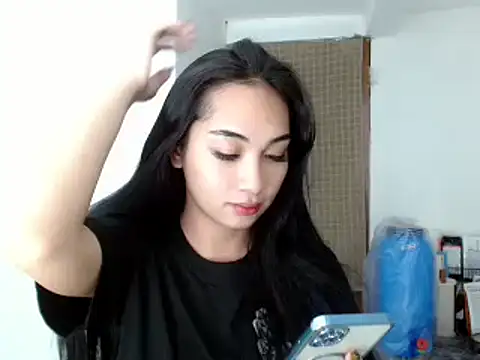 Snapshot of SweetLilly_18 chatting on December 15, 5:31 pm SweetLilly 18 online show from December 15, 5:31 pm