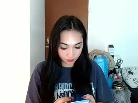 Snapshot of SweetLilly_18 chatting on December 20, 3:21 pm SweetLilly 18 online show from December 20, 3:21 pm