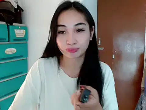 Snapshot of SweetLilly_18 chatting on December 23, 6:37 pm SweetLilly 18 online show from December 23, 6:37 pm