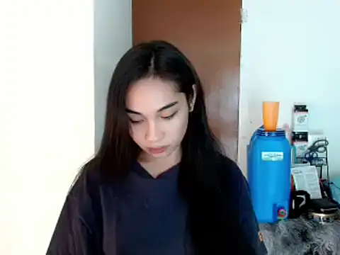 Snapshot of SweetLilly_18 chatting on January 1, 5:22 pm SweetLilly 18 online show from January 1, 5:22 pm