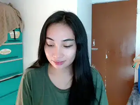 Snapshot of SweetLilly_18 chatting on January 5, 3:22 am SweetLilly 18 online show from January 5, 3:22 am