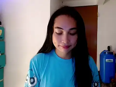 Snapshot of SweetLilly_18 chatting on January 6, 11:40 am SweetLilly 18 online show from January 6, 11:40 am