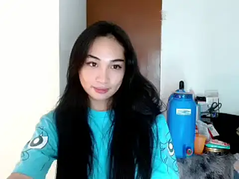 Snapshot of SweetLilly_18 chatting on January 7, 2:20 am SweetLilly 18 online show from January 7, 2:20 am