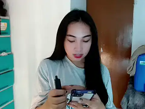 Snapshot of SweetLilly_18 chatting on January 8, 2:35 am SweetLilly 18 online show from January 8, 2:35 am