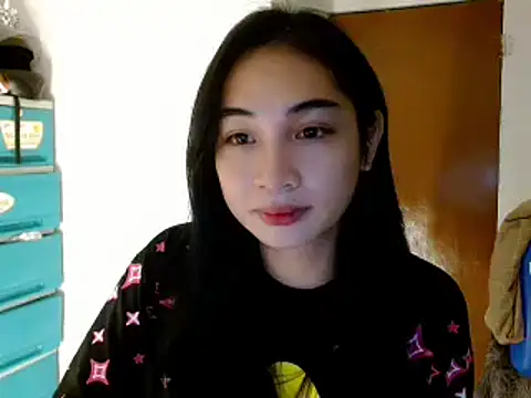 Snapshot of SweetLilly_18 chatting on January 8, 5:48 pm SweetLilly 18 online show from January 8, 5:48 pm