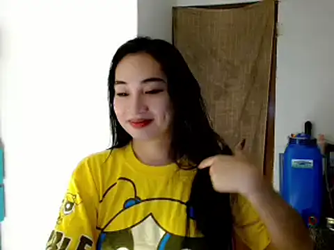 Snapshot of SweetLilly_18 chatting on January 11, 12:18 pm SweetLilly 18 online show from January 11, 12:18 pm