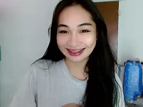 Snapshot of SweetLilly_18 chatting on January 21, 12:29 pm SweetLilly 18 online show from January 21, 12:29 pm