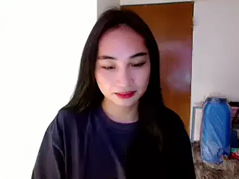 Snapshot of SweetLilly_18 chatting on January 22, 12:06 pm SweetLilly 18 online show from January 22, 12:06 pm