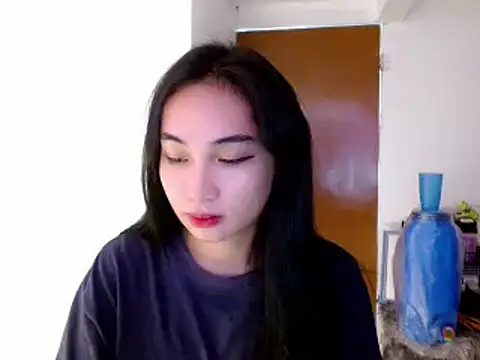 Snapshot of SweetLilly_18 chatting on January 23, 2:44 am SweetLilly 18 online show from January 23, 2:44 am