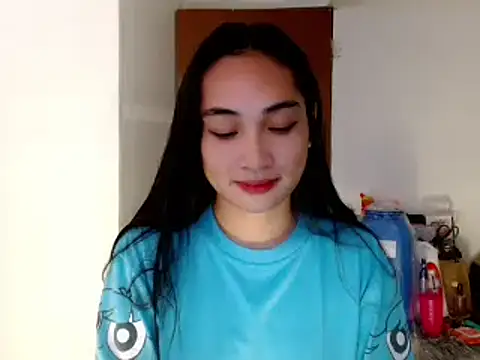 Snapshot of SweetLilly_18 chatting on January 26, 10:45 am SweetLilly 18 online show from January 26, 10:45 am
