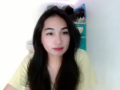 Snapshot of SweetLilly_18 chatting on February 1, 11:43 am SweetLilly 18 online show from February 1, 11:43 am
