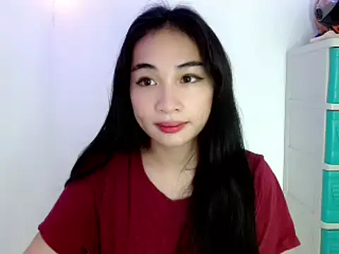 Snapshot of SweetLilly_18 chatting on February 7, 3:34 am SweetLilly 18 online show from February 7, 3:34 am