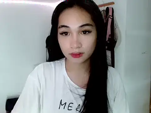 Snapshot of SweetLilly_18 chatting on February 18, 11:33 am SweetLilly 18 online show from February 18, 11:33 am