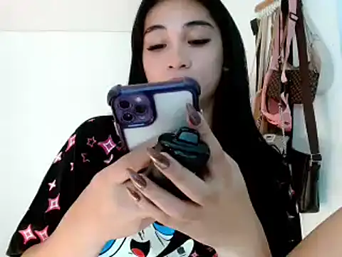 Snapshot of SweetLilly_18 chatting on February 19, 3:05 pm SweetLilly 18 online show from February 19, 3:05 pm