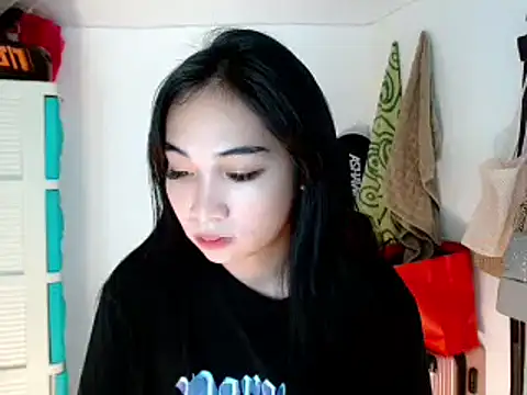 Snapshot of SweetLilly_18 chatting on February 20, 5:23 am SweetLilly 18 online show from February 20, 5:23 am