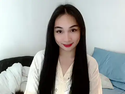 Snapshot of SweetLilly_18 chatting on February 24, 3:33 am SweetLilly 18 online show from February 24, 3:33 am