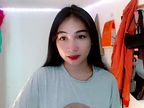 Snapshot of SweetLilly_18 chatting on February 28, 1:47 am SweetLilly 18 online show from February 28, 1:47 am