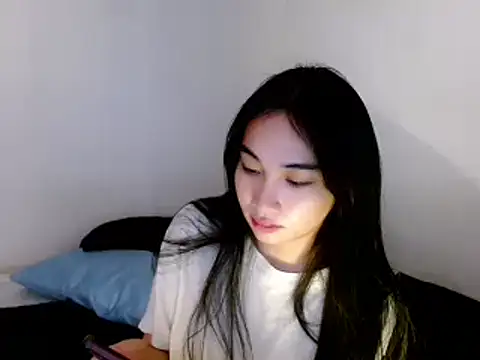 Snapshot of SweetLilly_18 chatting on March 4, 4:17 am SweetLilly 18 online show from March 4, 4:17 am
