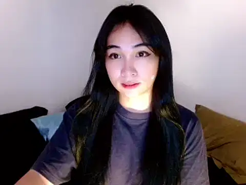 Snapshot of SweetLilly_18 chatting on March 5, 2:14 am SweetLilly 18 online show from March 5, 2:14 am