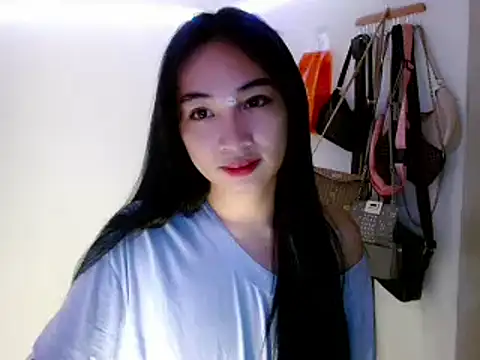 Snapshot of SweetLilly_18 chatting on March 10, 12:51 am SweetLilly 18 online show from March 10, 12:51 am