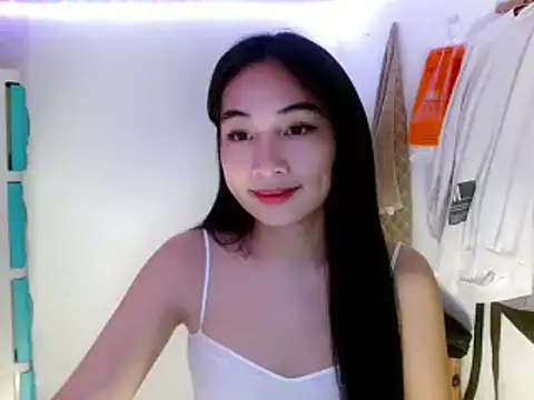 Snapshot of SweetLilly_18 chatting on March 12, 2:20 am SweetLilly 18 online show from March 12, 2:20 am