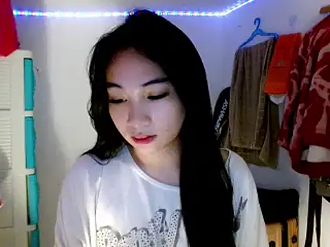 Snapshot of SweetLilly_18 chatting on March 14, 2:20 am SweetLilly 18 online show from March 14, 2:20 am