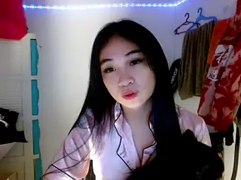 Snapshot of SweetLilly_18 chatting on March 15, 3:06 pm SweetLilly 18 online show from March 15, 3:06 pm