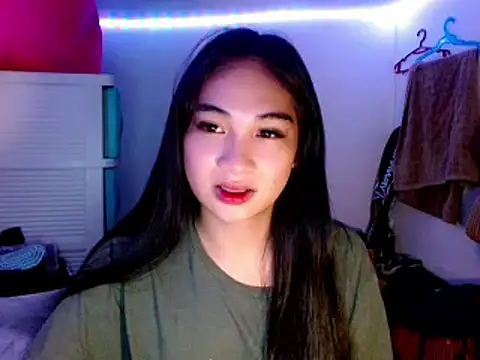 Snapshot of SweetLilly_18 chatting on March 18, 3:42 pm SweetLilly 18 online show from March 18, 3:42 pm