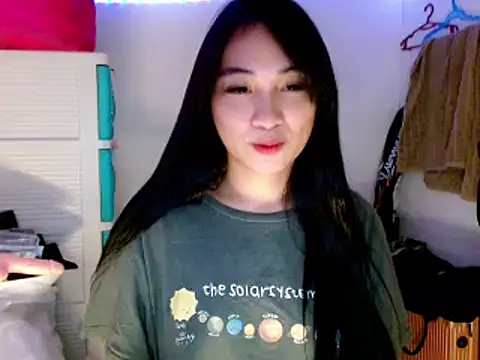 Snapshot of SweetLilly_18 chatting on March 18, 6:48 pm SweetLilly 18 online show from March 18, 6:48 pm