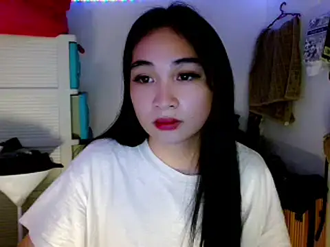 Snapshot of SweetLilly_18 chatting on March 23, 5:54 am SweetLilly 18 online show from March 23, 5:54 am
