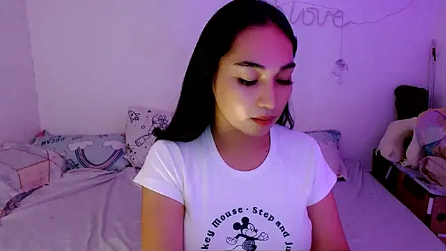 Snapshot of SweetLilly_18 chatting on September 14, 4:33 am SweetLilly 18 online show from September 14, 4:33 am