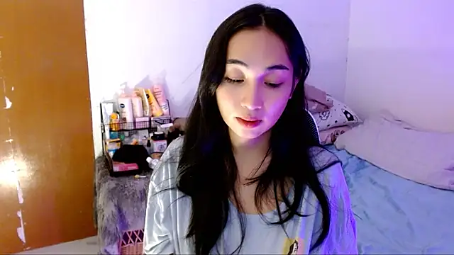 Snapshot of SweetLilly_18 chatting on October 19, 5:52 am SweetLilly 18 online show from October 19, 5:52 am