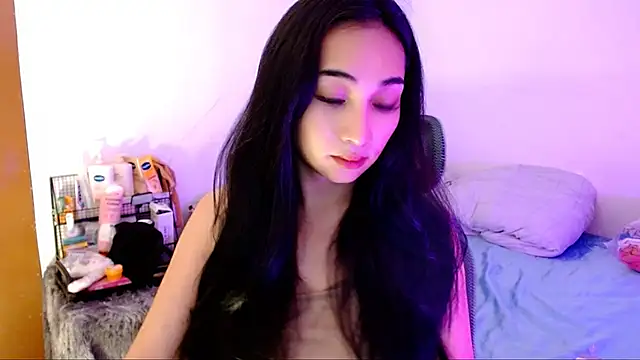 Snapshot of SweetLilly_18 chatting on October 25, 2:19 am SweetLilly 18 online show from October 25, 2:19 am