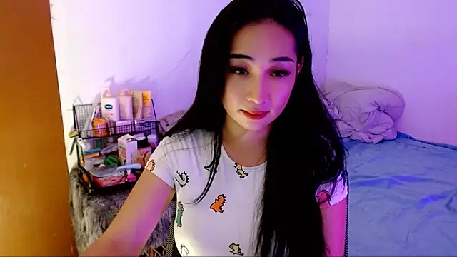 Snapshot of SweetLilly_18 chatting on November 1, 3:30 am SweetLilly 18 online show from November 1, 3:30 am