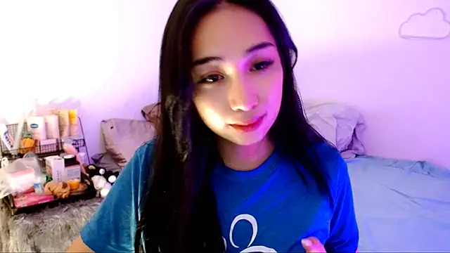 Snapshot of SweetLilly_18 chatting on November 2, 2:14 am SweetLilly 18 online show from November 2, 2:14 am