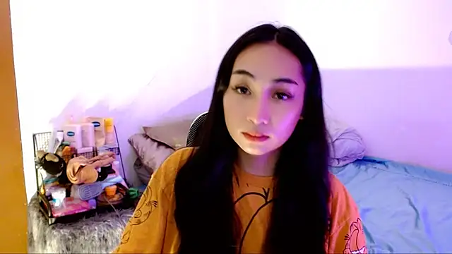 Snapshot of SweetLilly_18 chatting on November 3, 3:08 am SweetLilly 18 online show from November 3, 3:08 am