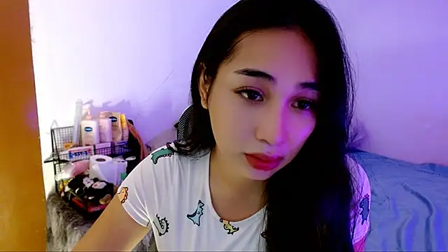 Snapshot of SweetLilly_18 chatting on November 5, 2:33 am SweetLilly 18 online show from November 5, 2:33 am