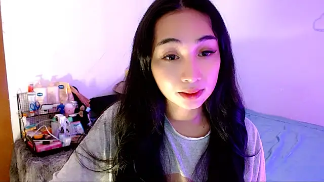 Snapshot of SweetLilly_18 chatting on November 8, 2:01 am SweetLilly 18 online show from November 8, 2:01 am