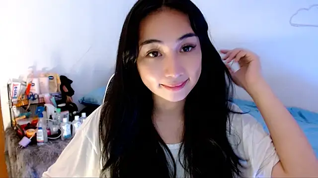 Snapshot of SweetLilly_18 chatting on November 9, 5:39 am SweetLilly 18 online show from November 9, 5:39 am