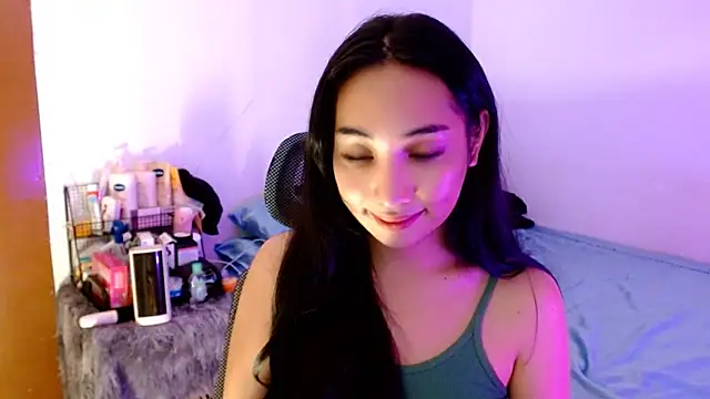 Snapshot of SweetLilly_18 chatting on November 17, 3:56 am SweetLilly 18 online show from November 17, 3:56 am