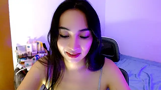 Snapshot of SweetLilly_18 chatting on November 23, 3:06 am SweetLilly 18 online show from November 23, 3:06 am