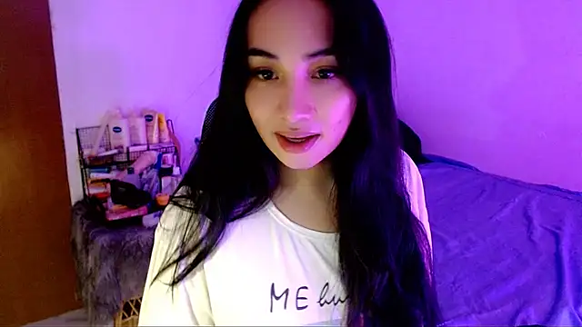 Snapshot of SweetLilly_18 chatting on November 24, 3:28 am SweetLilly 18 online show from November 24, 3:28 am