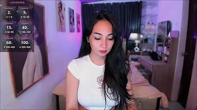 Snapshot of SweetLilly_18 chatting on December 4, 3:49 am SweetLilly 18 online show from December 4, 3:49 am