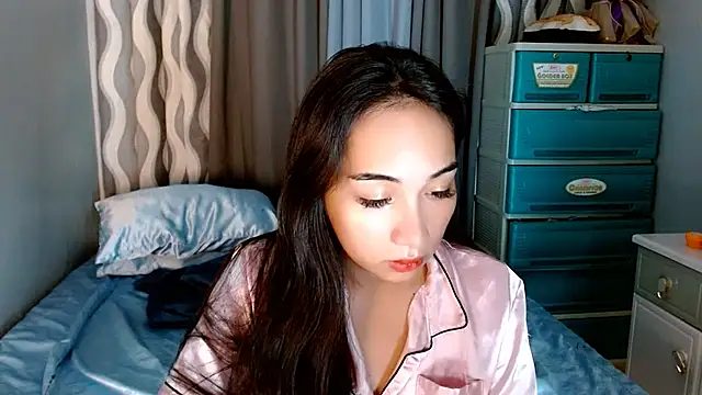 Snapshot of SweetLilly_18 chatting on June 17, 5:32 am SweetLilly 18 online show from June 17, 5:32 am