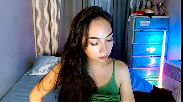 Snapshot of SweetLilly_18 chatting on June 19, 7:23 am SweetLilly 18 online show from June 19, 7:23 am