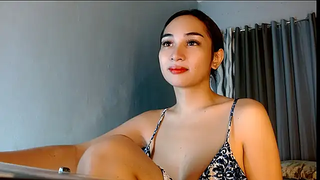 Snapshot of SweetLilly_18 chatting on July 13, 4:04 am SweetLilly 18 online show from July 13, 4:04 am