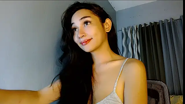 Snapshot of SweetLilly_18 chatting on July 15, 3:45 am SweetLilly 18 online show from July 15, 3:45 am