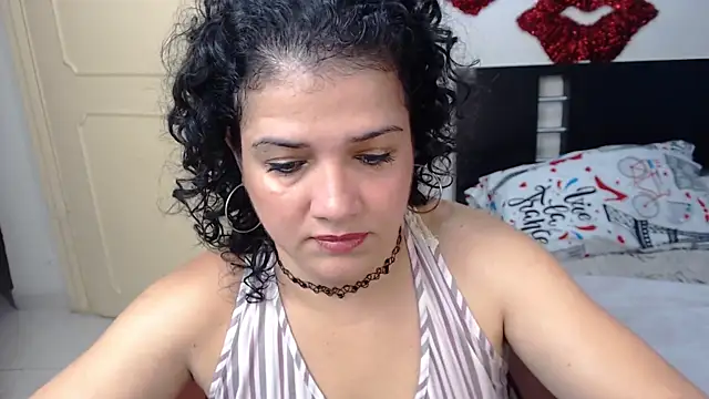 Snapshot of GlendaStarx chatting on February 5, 4:17 am GlendaStarx online show from February 5, 4:17 am